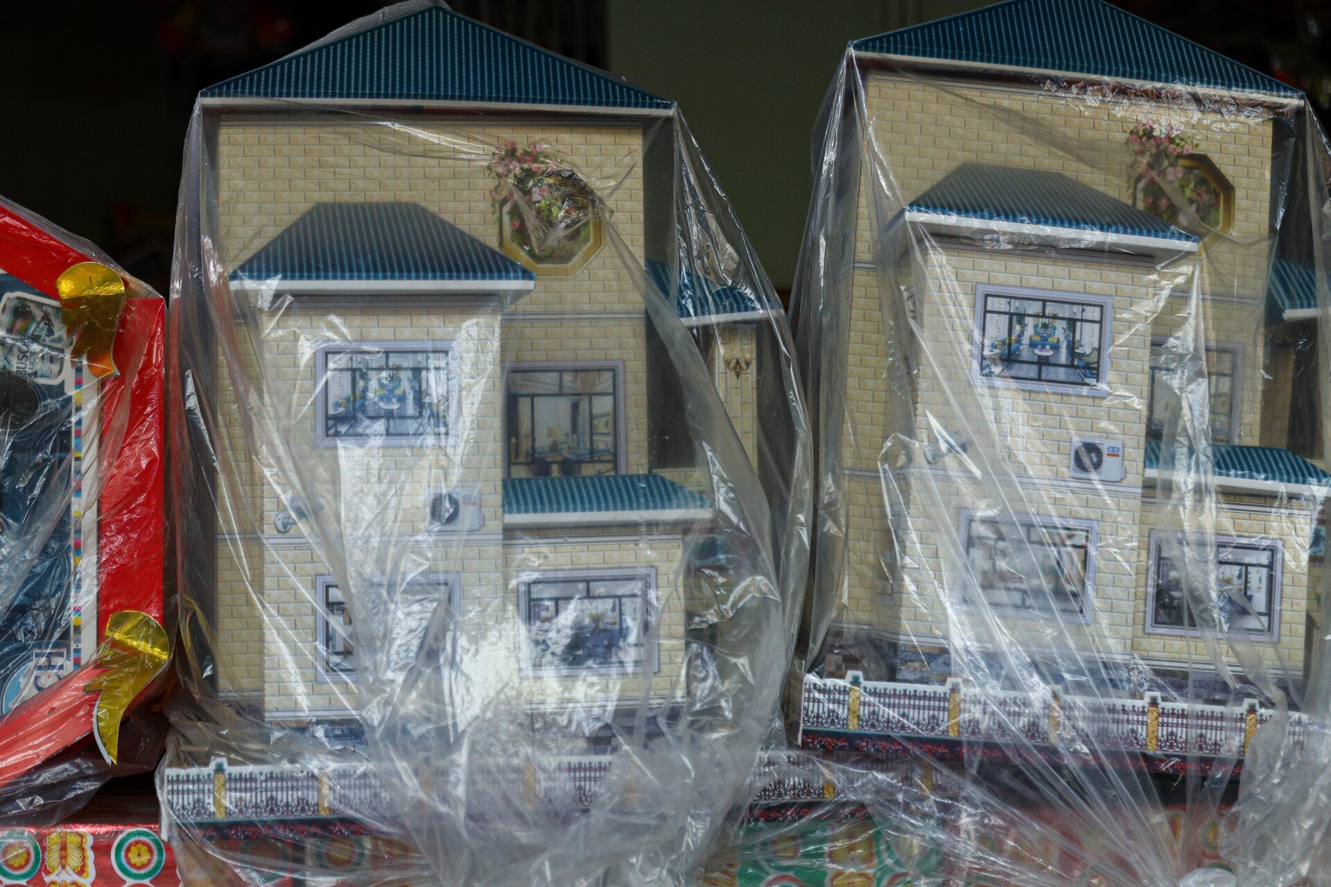 Nhà lầu, ô tô, điện thoại iPhone gấp rút sản xuất cho 'cõi âm' kịp rằm tháng 7 - Ảnh 21