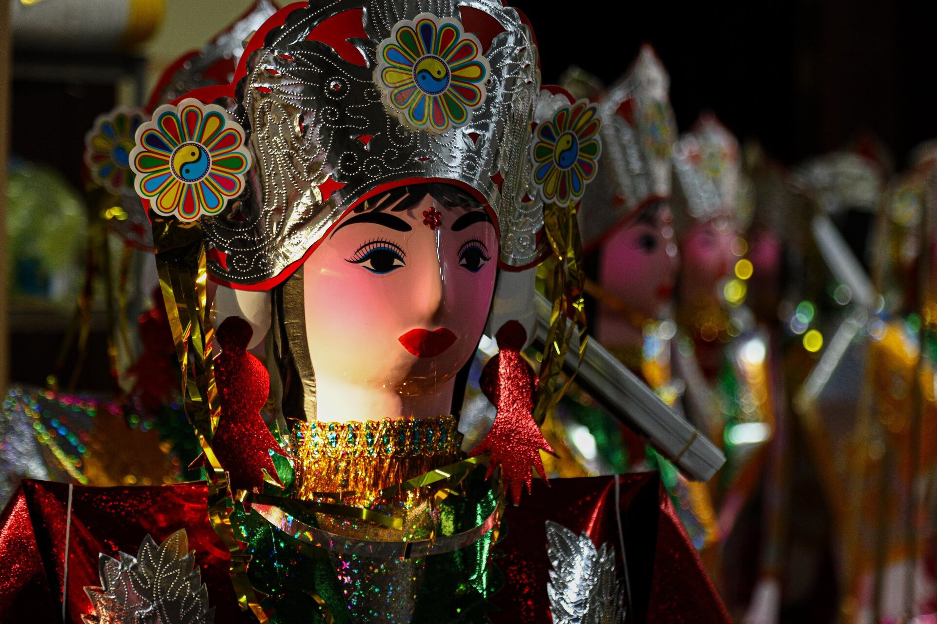 Nhà lầu, ô tô, điện thoại iPhone gấp rút sản xuất cho 'cõi âm' kịp rằm tháng 7 - Ảnh 10