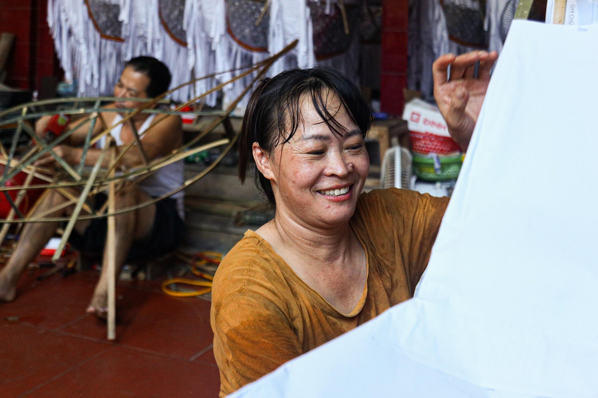 Nhà lầu, ô tô, điện thoại iPhone gấp rút sản xuất cho 'cõi âm' kịp rằm tháng 7 - Ảnh 12