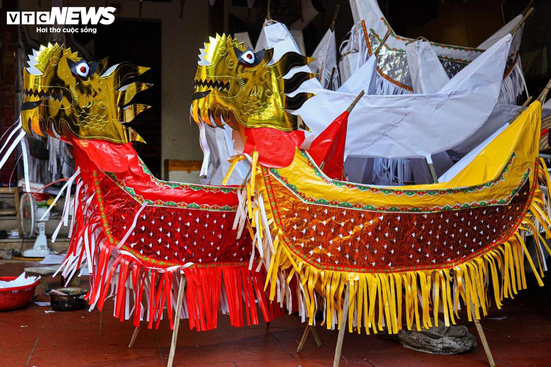 Nhà lầu, ô tô, điện thoại iPhone gấp rút sản xuất cho 'cõi âm' kịp rằm tháng 7 - Ảnh 15