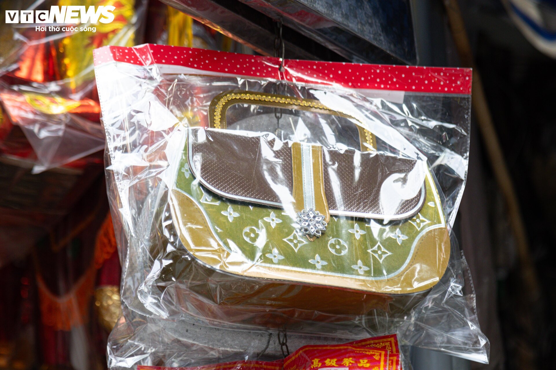 'Hàng hiệu' treo đầy rẫy, phố vàng mã ở Hà Nội vẫn ảm đạm - Ảnh 11