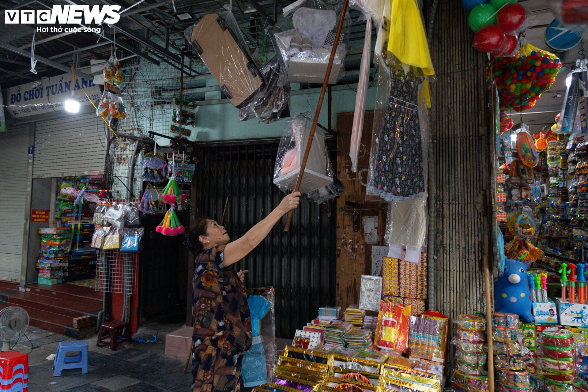 'Hàng hiệu' treo đầy rẫy, phố vàng mã ở Hà Nội vẫn ảm đạm - Ảnh 5