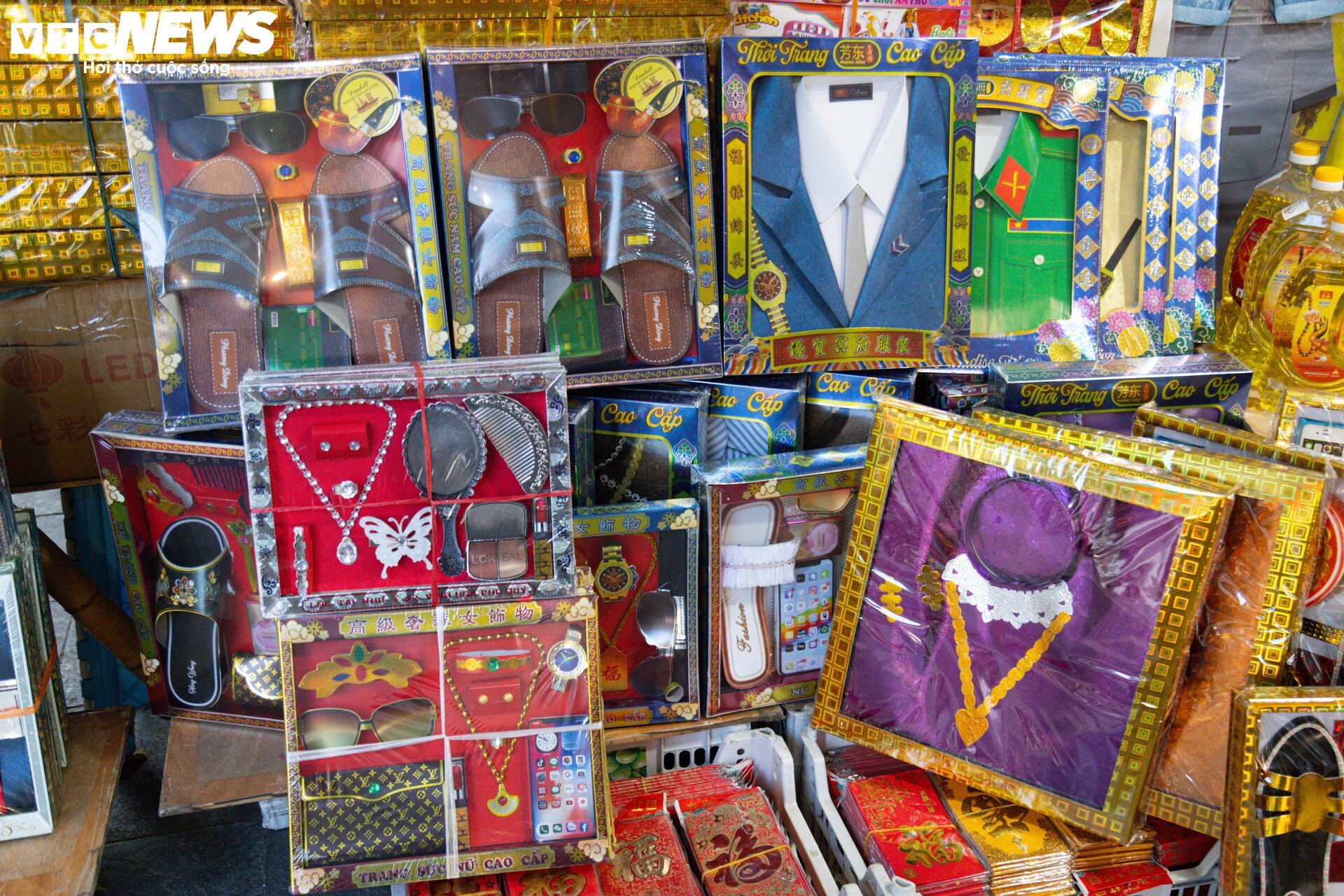 'Hàng hiệu' treo đầy rẫy, phố vàng mã ở Hà Nội vẫn ảm đạm - Ảnh 3