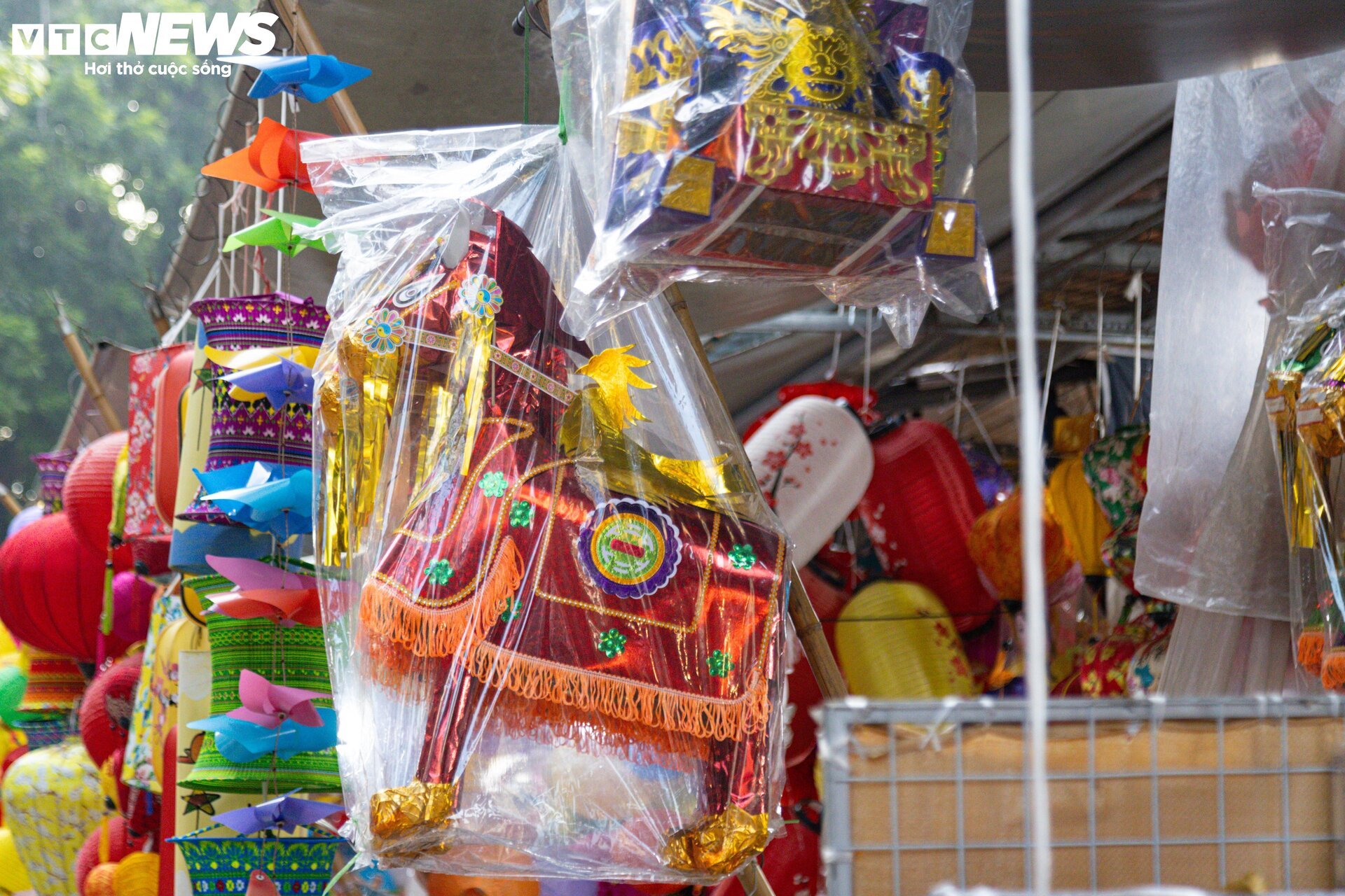 'Hàng hiệu' treo đầy rẫy, phố vàng mã ở Hà Nội vẫn ảm đạm - Ảnh 4