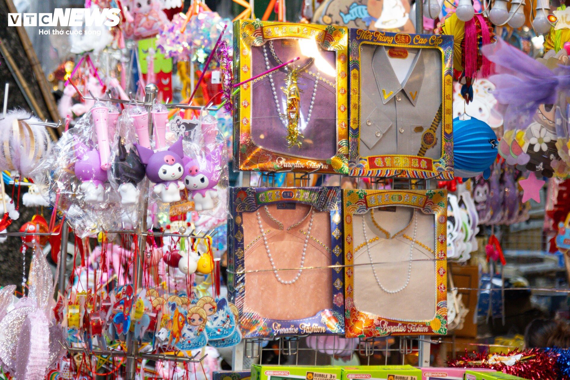 'Hàng hiệu' treo đầy rẫy, phố vàng mã ở Hà Nội vẫn ảm đạm - Ảnh 16