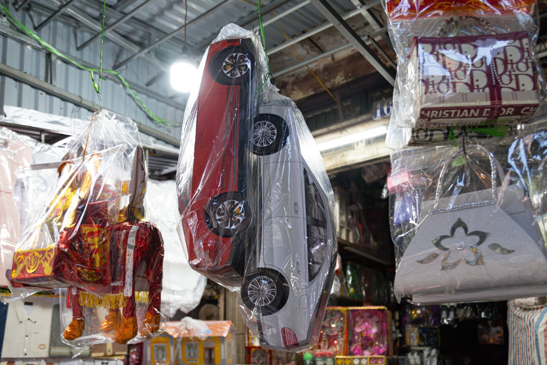 'Hàng hiệu' treo đầy rẫy, phố vàng mã ở Hà Nội vẫn ảm đạm - Ảnh 12