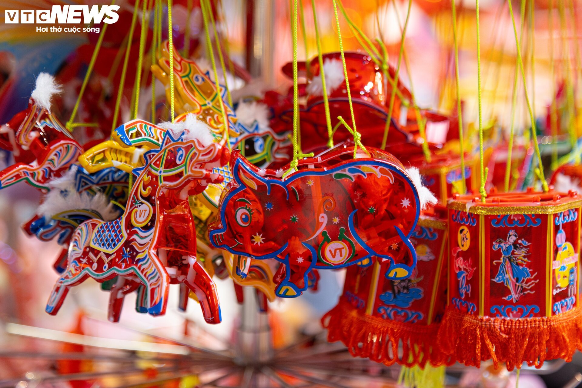 Phố cổ Hà Nội vào mùa Trung thu, cửa hàng chi gần 300 triệu lắp dàn đèn cá chép - Ảnh 17