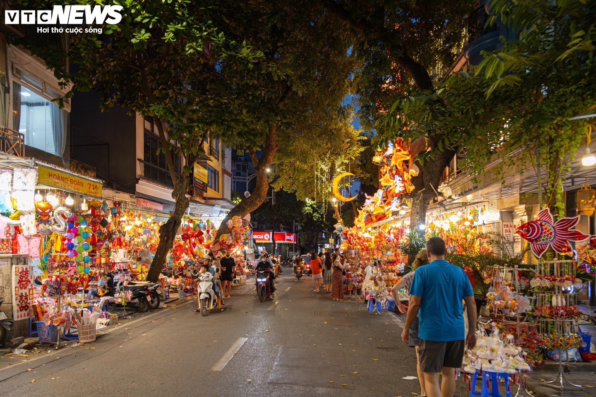 Phố cổ Hà Nội vào mùa Trung thu, cửa hàng chi gần 300 triệu lắp dàn đèn cá chép - Ảnh 1