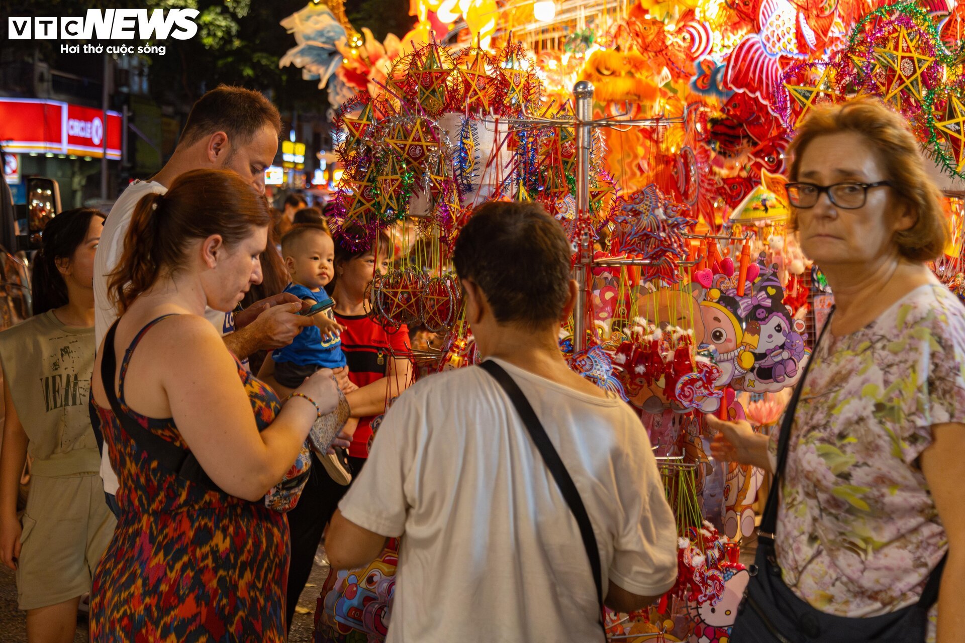 Phố cổ Hà Nội vào mùa Trung thu, cửa hàng chi gần 300 triệu lắp dàn đèn cá chép - Ảnh 23