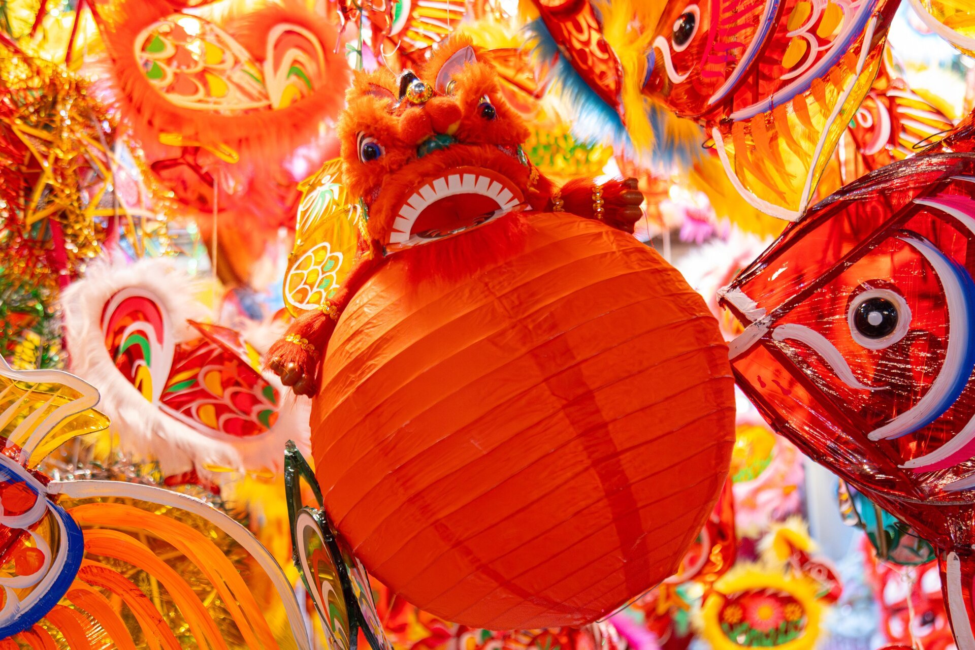 Phố cổ Hà Nội vào mùa Trung thu, cửa hàng chi gần 300 triệu lắp dàn đèn cá chép - Ảnh 10