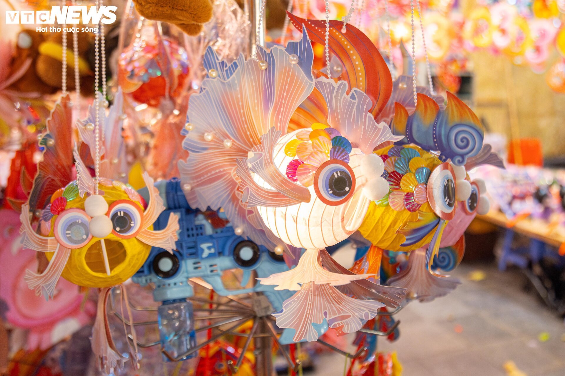 Phố cổ Hà Nội vào mùa Trung thu, cửa hàng chi gần 300 triệu lắp dàn đèn cá chép - Ảnh 20