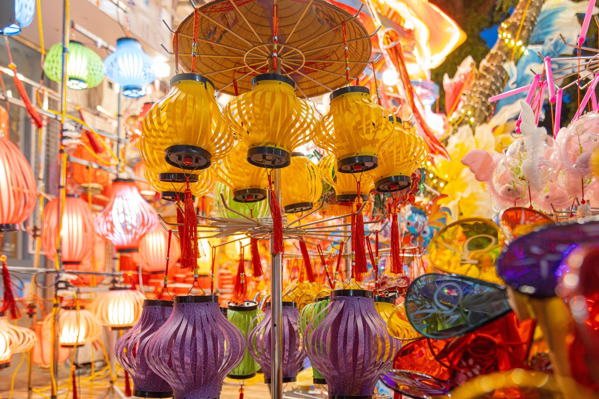 Phố cổ Hà Nội vào mùa Trung thu, cửa hàng chi gần 300 triệu lắp dàn đèn cá chép - Ảnh 19