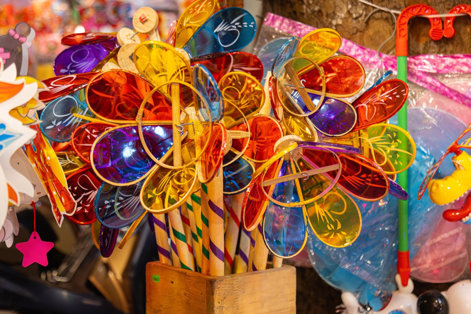 Phố cổ Hà Nội vào mùa Trung thu, cửa hàng chi gần 300 triệu lắp dàn đèn cá chép - Ảnh 15