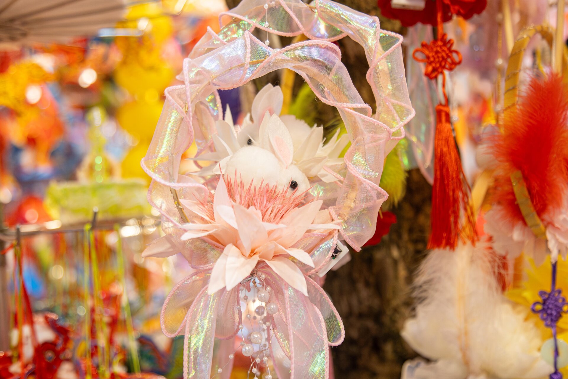 Phố cổ Hà Nội vào mùa Trung thu, cửa hàng chi gần 300 triệu lắp dàn đèn cá chép - Ảnh 18