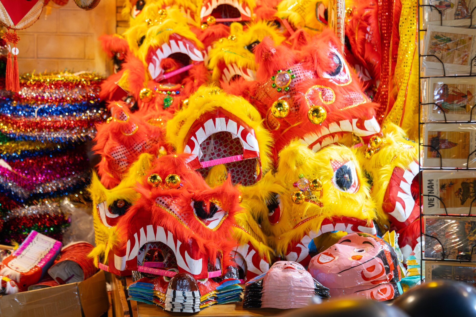 Phố cổ Hà Nội vào mùa Trung thu, cửa hàng chi gần 300 triệu lắp dàn đèn cá chép - Ảnh 13