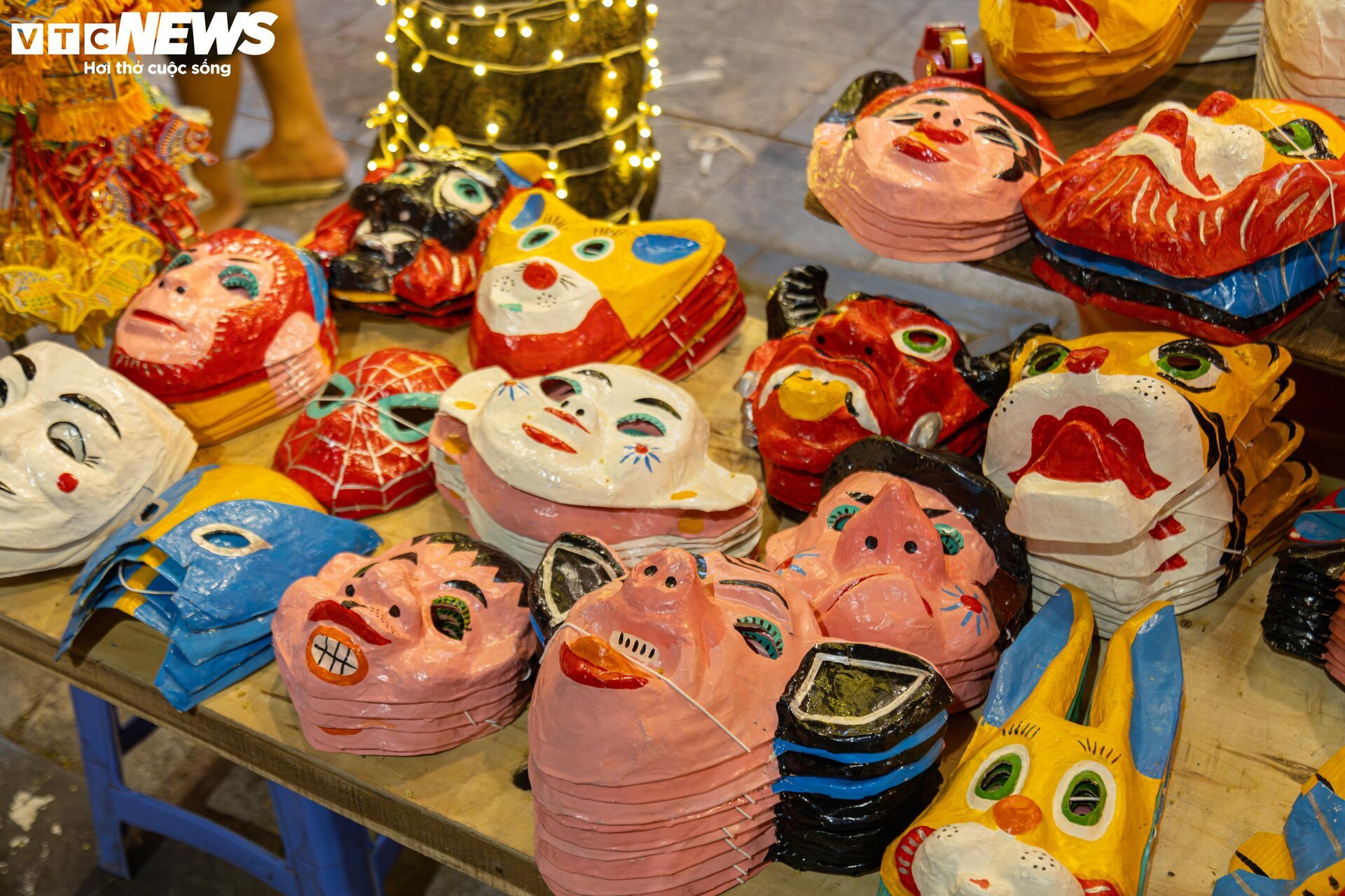 Phố cổ Hà Nội vào mùa Trung thu, cửa hàng chi gần 300 triệu lắp dàn đèn cá chép - Ảnh 16