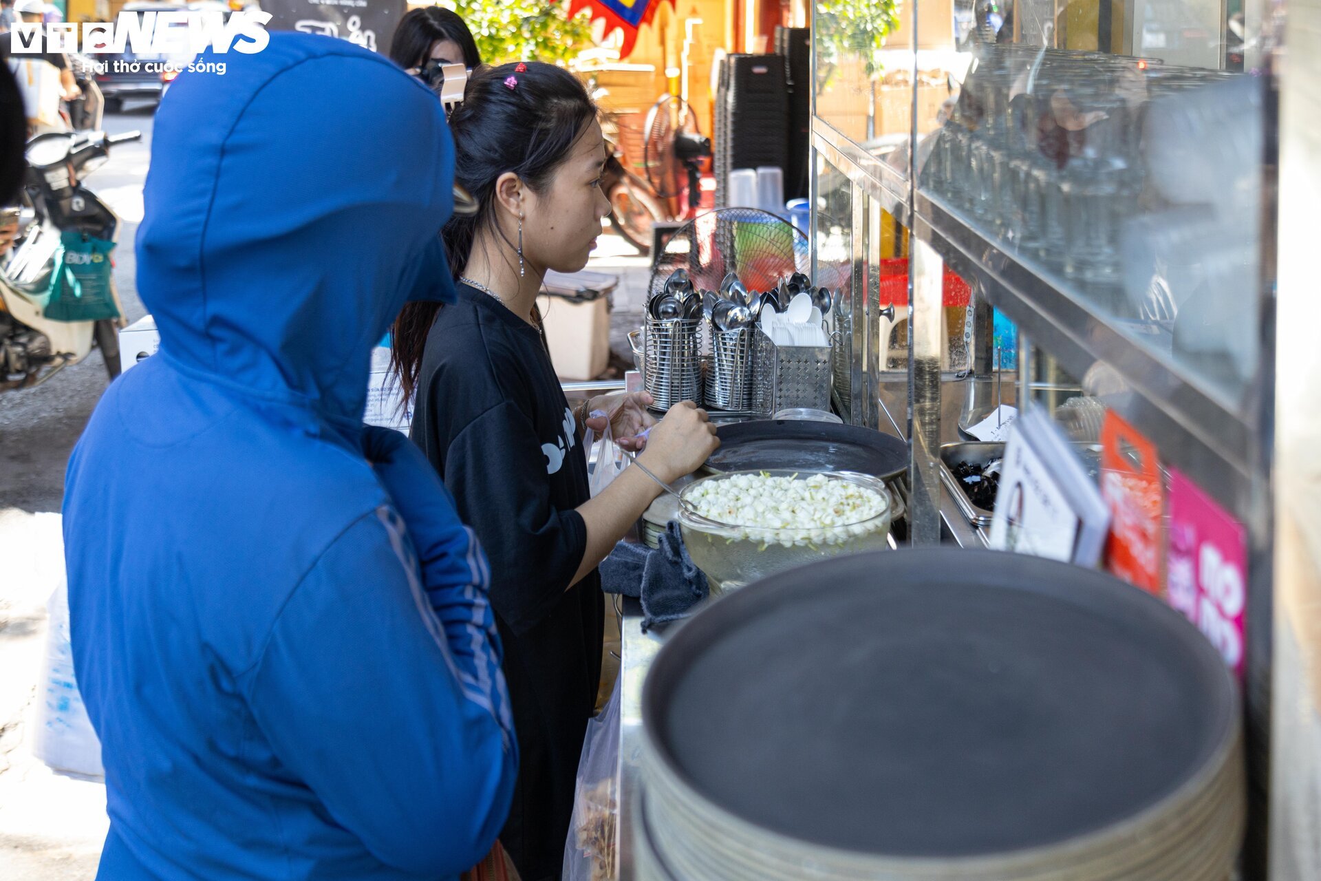 Chè đậu đỏ 'thoát ế' bất ngờ 'ế khách' ngày Thất tịch - Ảnh 6