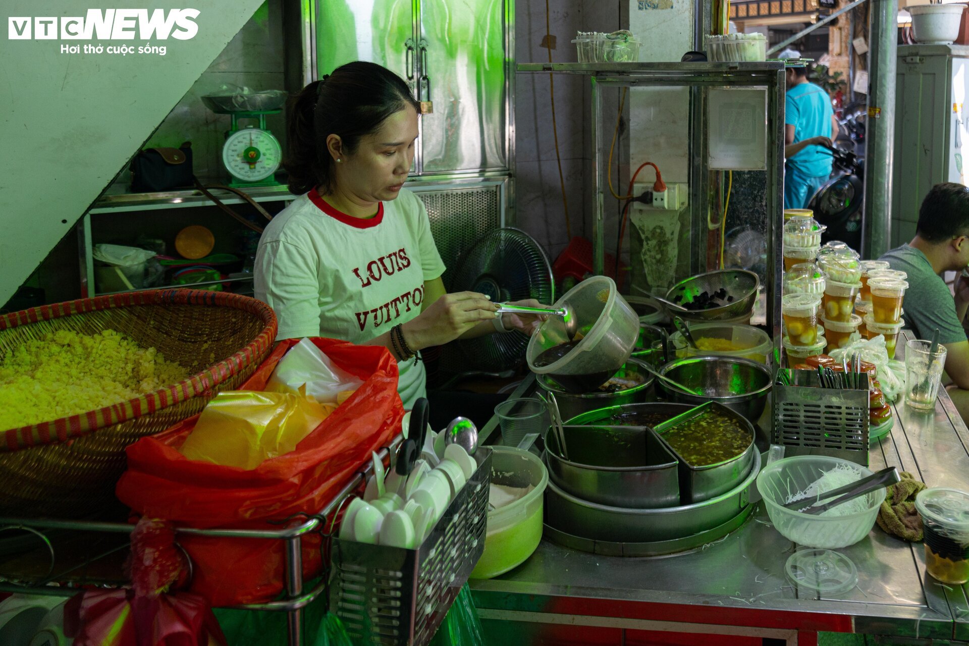 Chè đậu đỏ 'thoát ế' bất ngờ 'ế khách' ngày Thất tịch - Ảnh 13