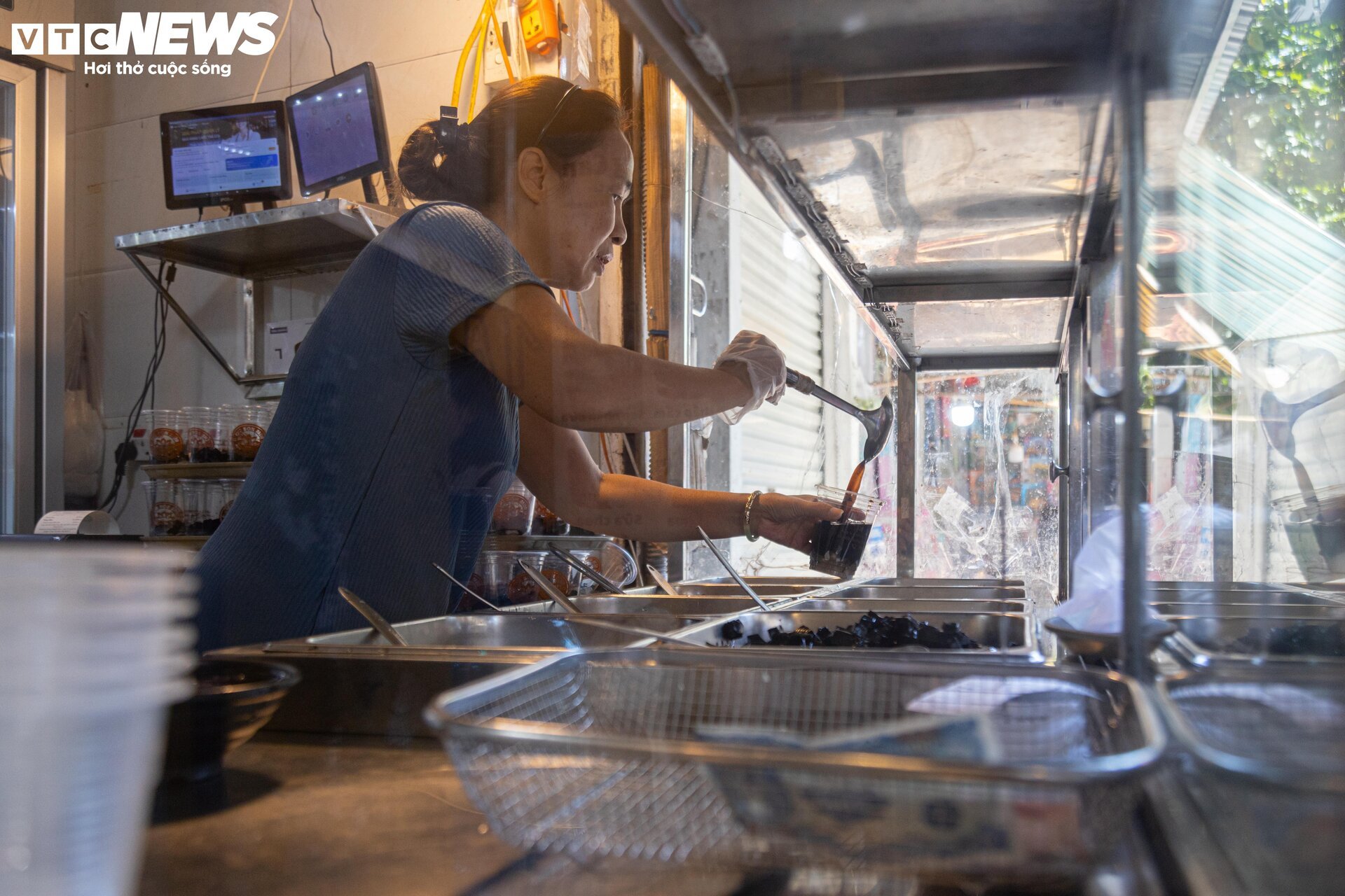 Chè đậu đỏ 'thoát ế' bất ngờ 'ế khách' ngày Thất tịch - Ảnh 4