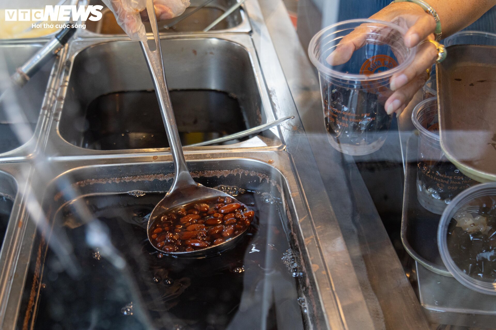Chè đậu đỏ 'thoát ế' bất ngờ 'ế khách' ngày Thất tịch - Ảnh 5