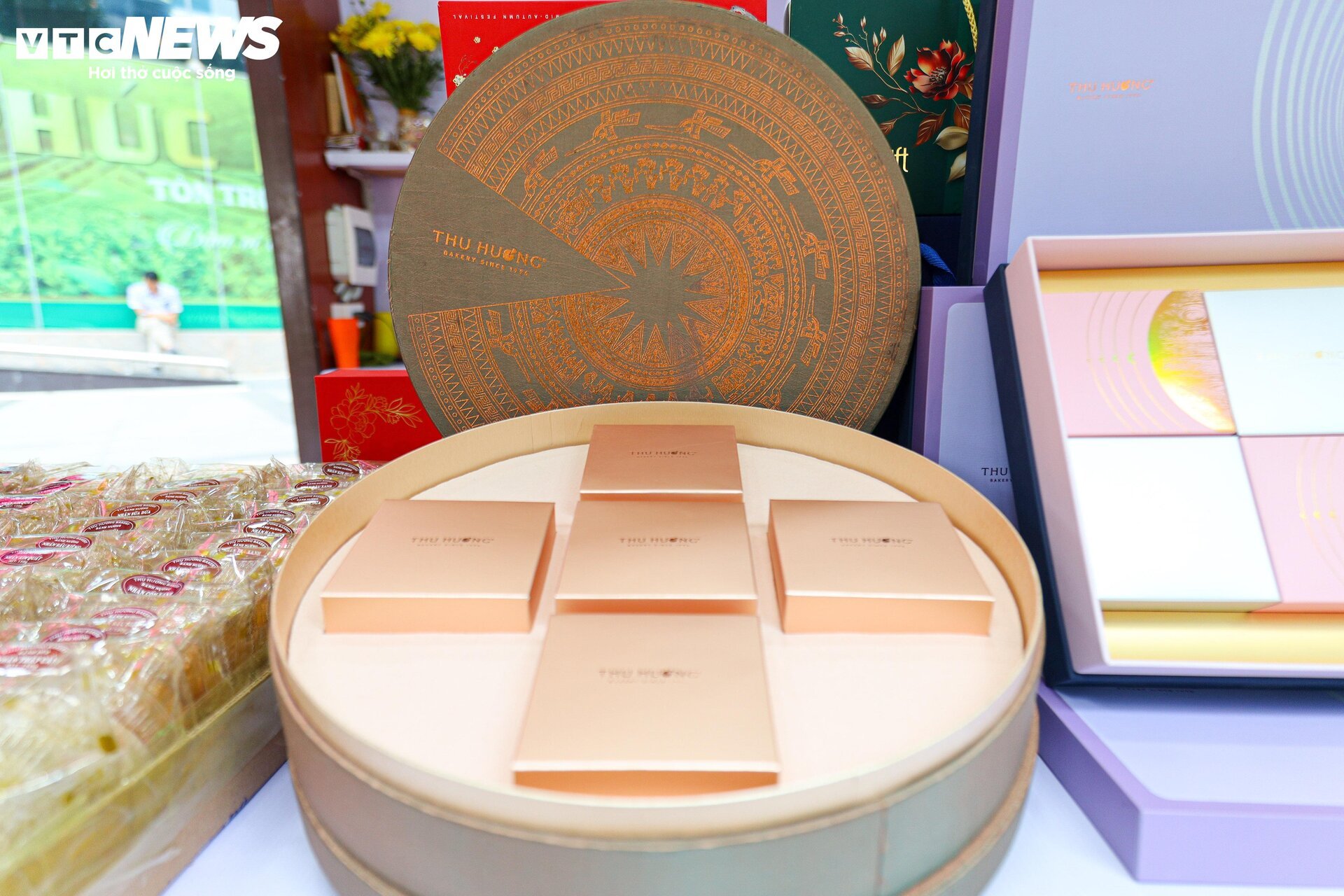 Bánh trung thu tiền triệu bủa vây thị trường, người mua choáng ngợp - Ảnh 18
