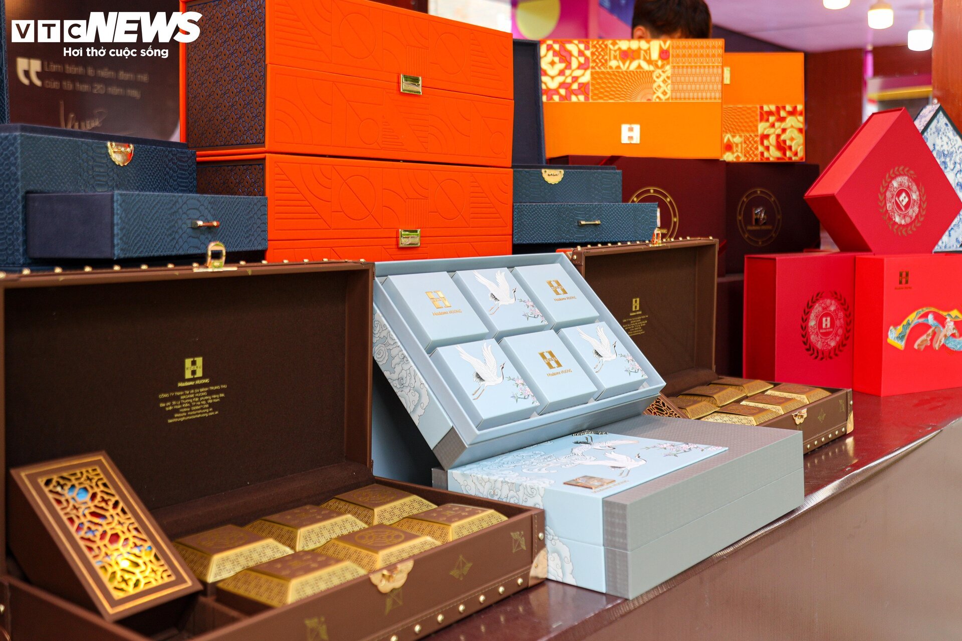 Bánh trung thu tiền triệu bủa vây thị trường, người mua choáng ngợp - Ảnh 9