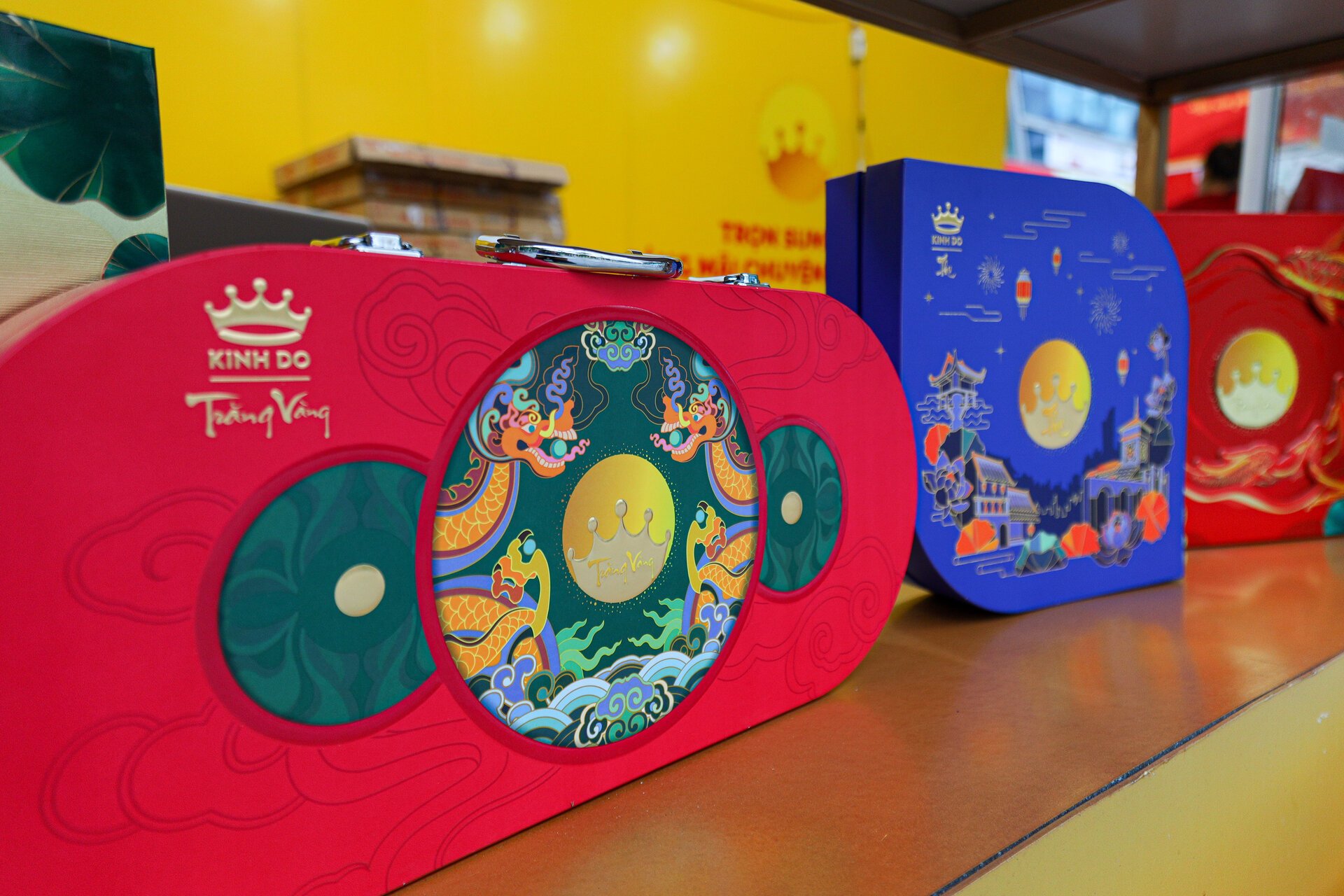 Bánh trung thu tiền triệu bủa vây thị trường, người mua choáng ngợp - Ảnh 19