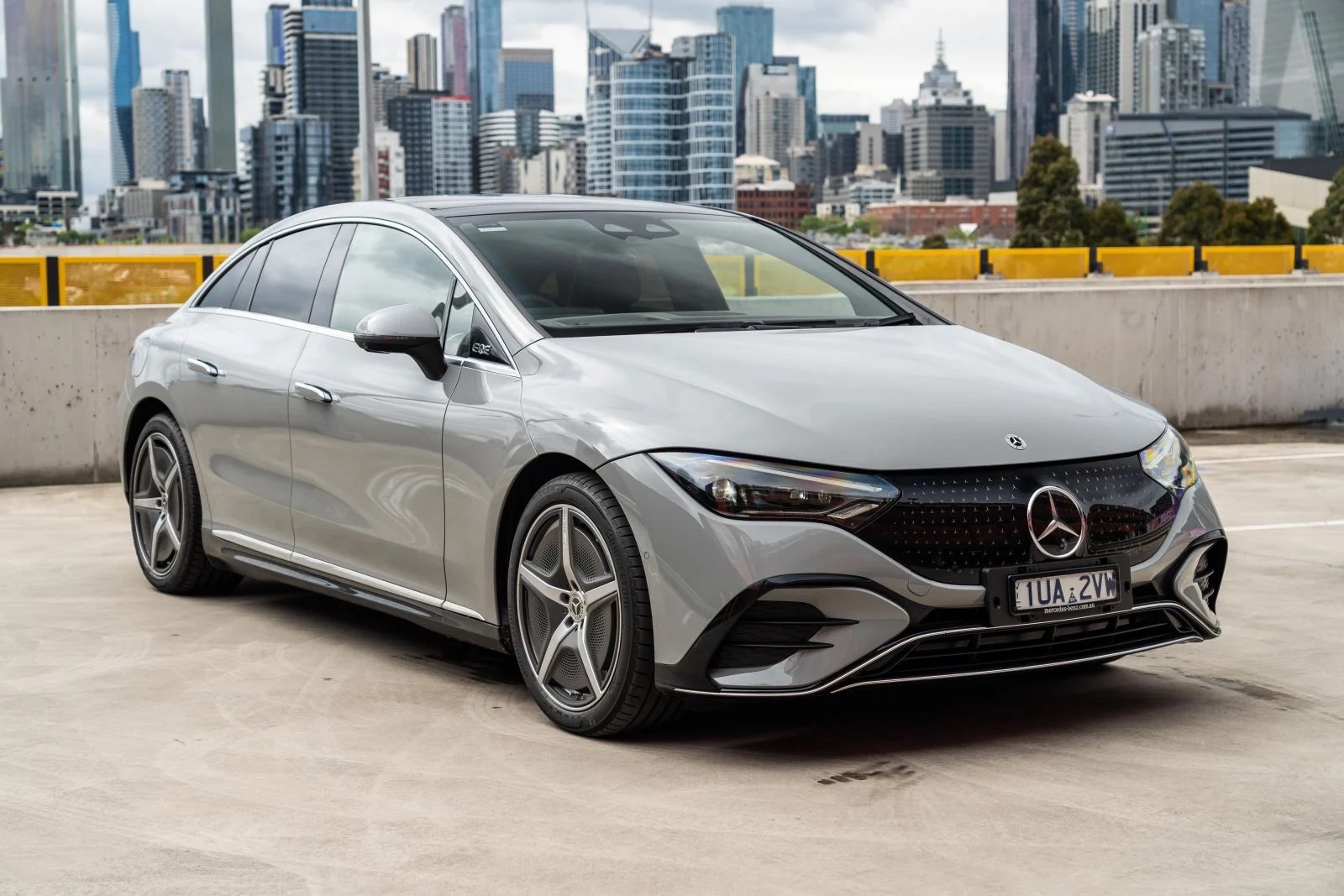 Chỉ một chiếc xe điện Mercedes bốc cháy mà hậu quả nghiêm trọng thế này đây: 70 xe bị hư hỏng, 16 người nhập viện, 480 gia đình mất điện, 121 người phải sơ tán - Ảnh 4