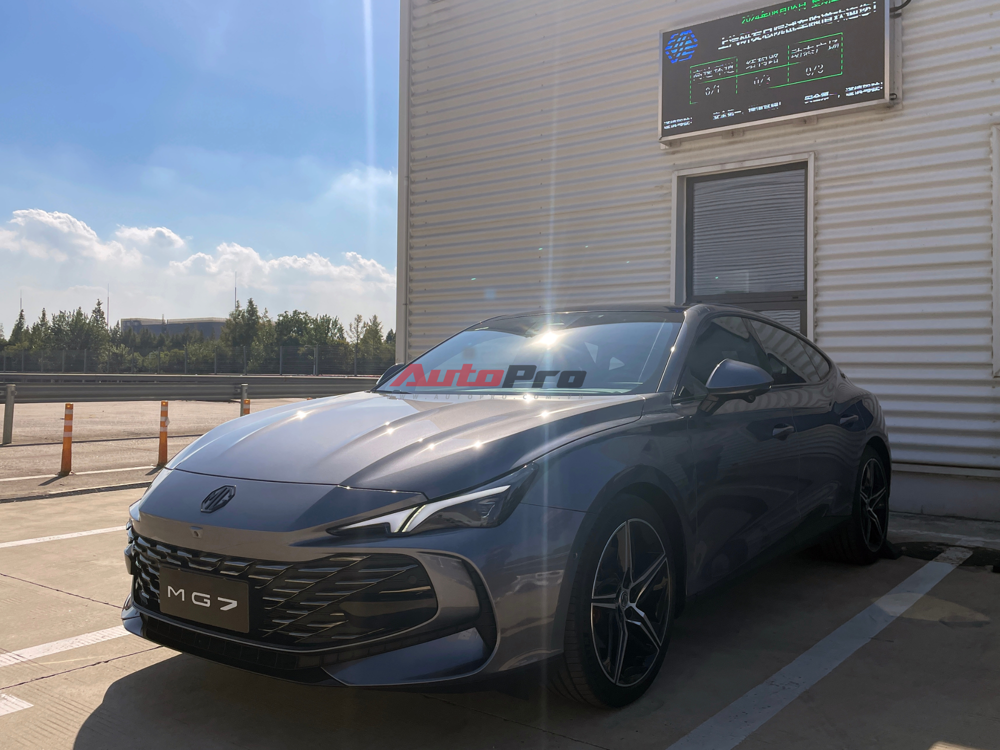Cận cảnh MG7 ra mắt Việt Nam ngay tháng này: 2 tùy chọn động cơ, chế độ lái 'siêu xịn', chỉ đợi giá tốt - Ảnh 1