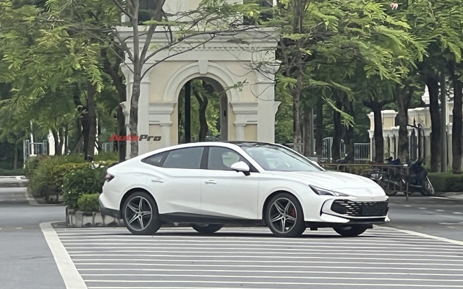 MG7 lộ 2 phiên bản, về đại lý trước ngày ra mắt Việt Nam: Mâm khác biệt, dễ có 2 động cơ cạnh tranh Mazda6 - Ảnh 2