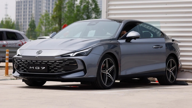 MG7 lăn bánh trên phố Hà Nội, dễ ra mắt tháng này: CĐM khen đẹp, chờ giá tốt, đại lý chào giảm giá cho người mua sớm - Ảnh 4