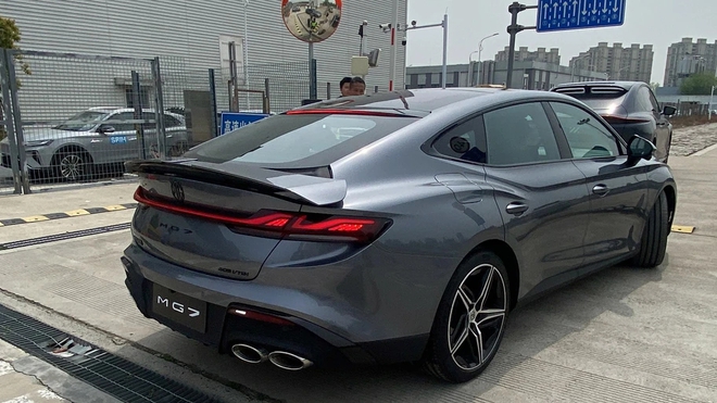 MG7 lăn bánh trên phố Hà Nội, dễ ra mắt tháng này: CĐM khen đẹp, chờ giá tốt, đại lý chào giảm giá cho người mua sớm - Ảnh 5