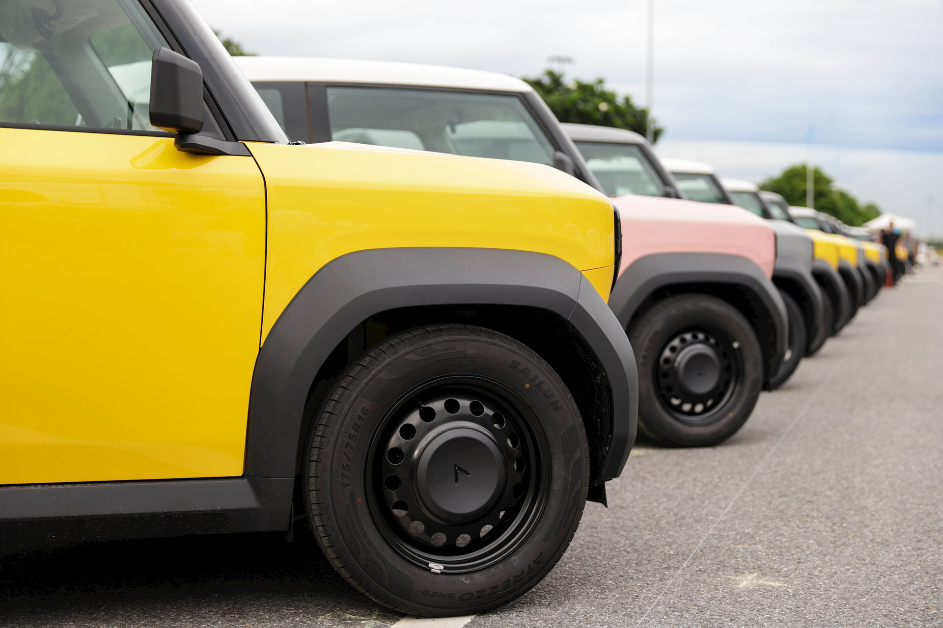 Ngắm dàn 99 chiếc VinFast VF 3 'bảy sắc cầu vồng': Nhiều điểm cộng bất ngờ, sắp chạy đầy đường tại Việt Nam - Ảnh 9