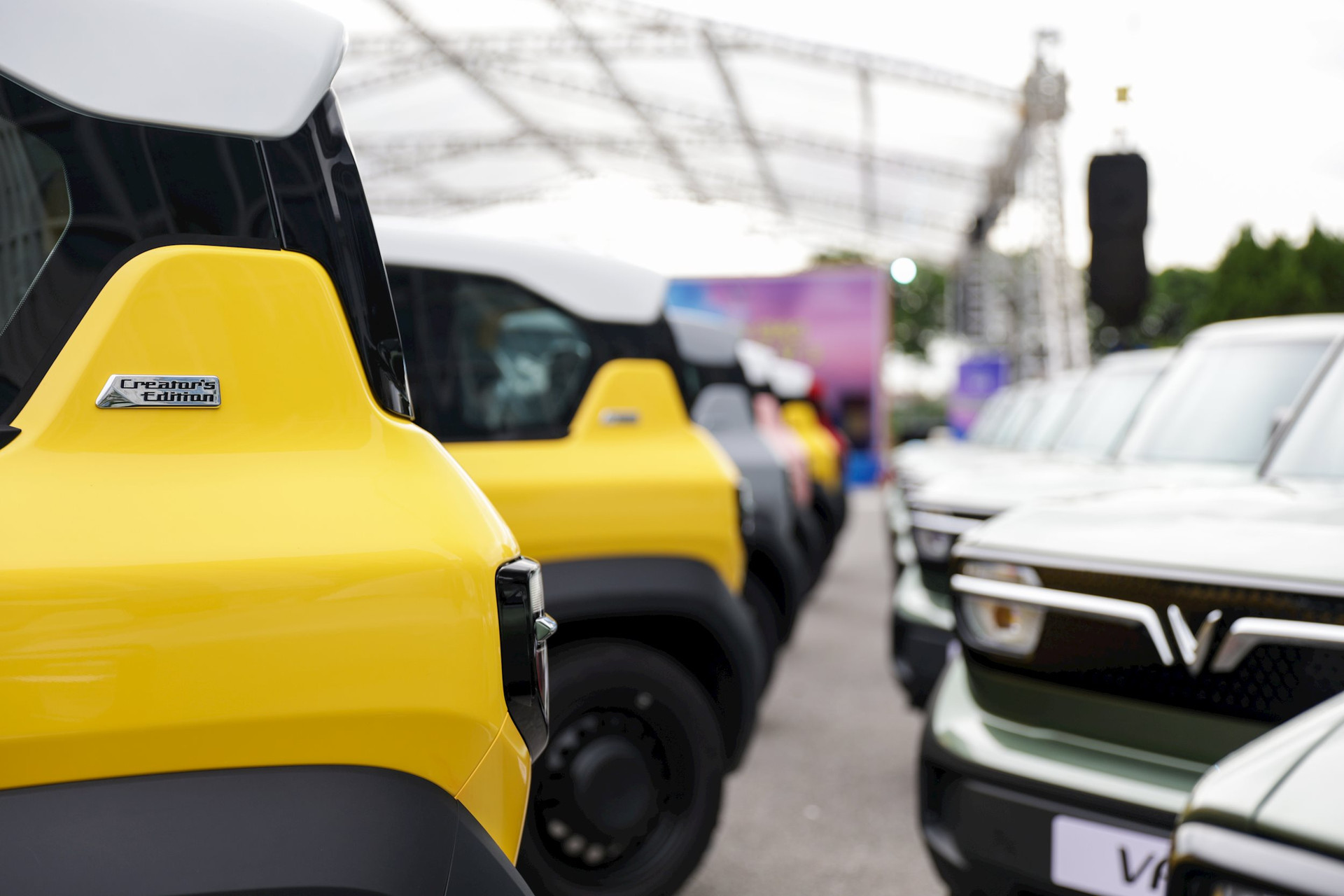 Ngắm dàn 99 chiếc VinFast VF 3 'bảy sắc cầu vồng': Nhiều điểm cộng bất ngờ, sắp chạy đầy đường tại Việt Nam - Ảnh 10