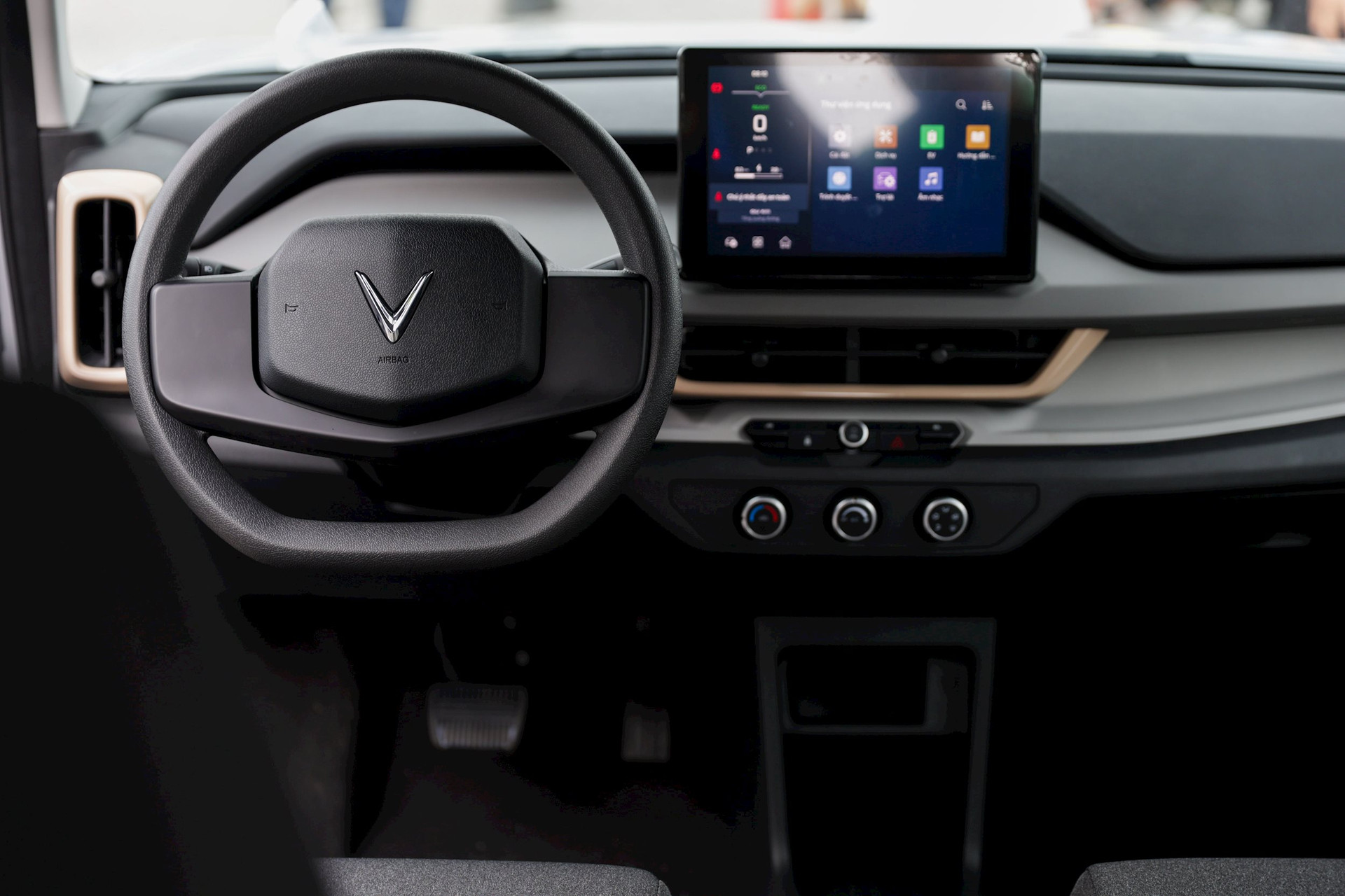 Ngắm dàn 99 chiếc VinFast VF 3 'bảy sắc cầu vồng': Nhiều điểm cộng bất ngờ, sắp chạy đầy đường tại Việt Nam - Ảnh 12