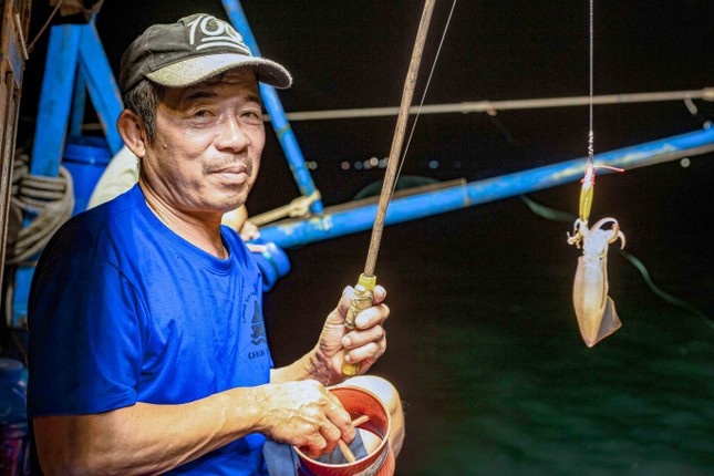 Mực xuất hiện dày đặc, có người câu được 100kg trong đêm - Ảnh 2