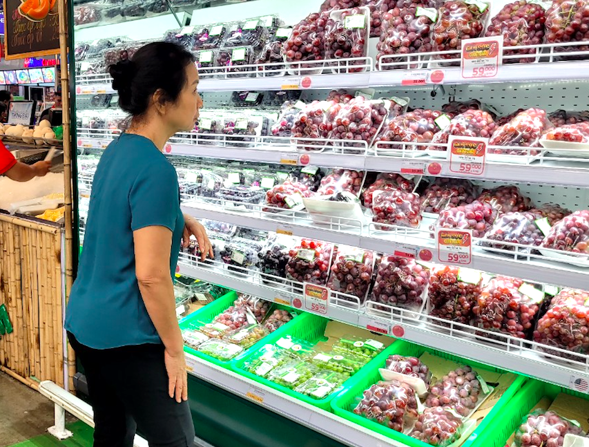 Nho Trung Quốc giá siêu rẻ "tràn ngập" thị trường - Ảnh 1