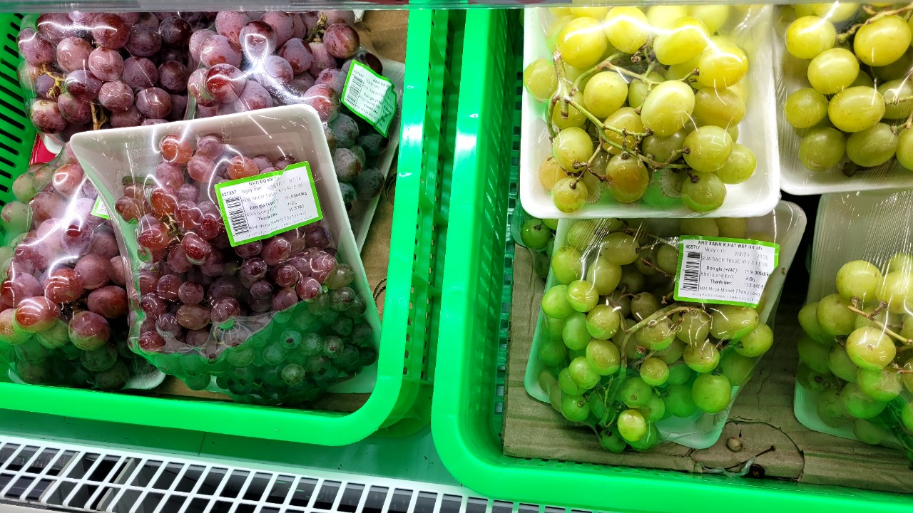 Nho Trung Quốc giá siêu rẻ "tràn ngập" thị trường - Ảnh 2