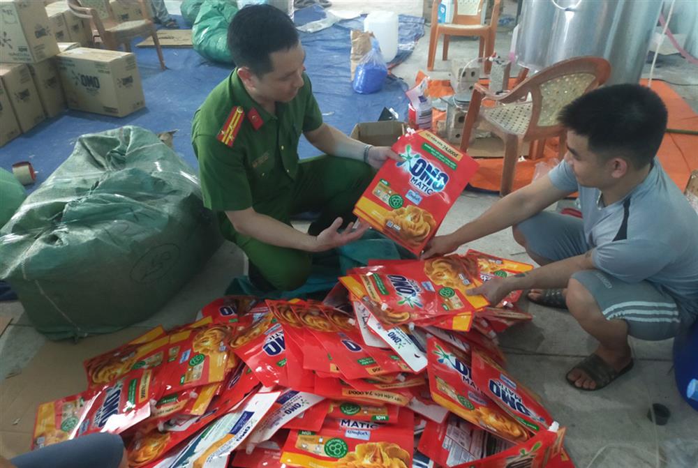 Bắt quả tang 2 cơ sở sản xuất nước giặt giả, thu lời bất chính hàng trăm triệu đồng - Ảnh 2