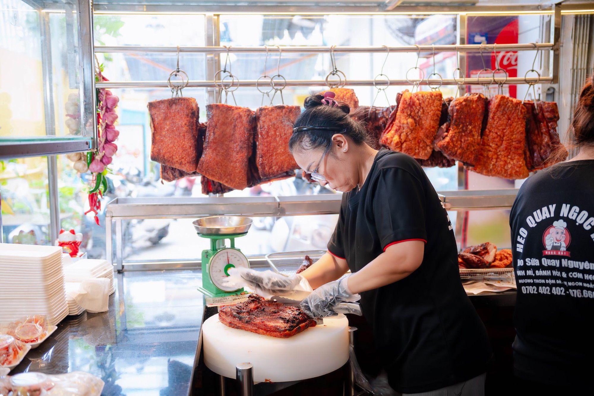 Công nghệ "cứu cánh" lò heo quay 30 năm tuổi: Chuyển mình mở chuỗi thành công - Ảnh 1