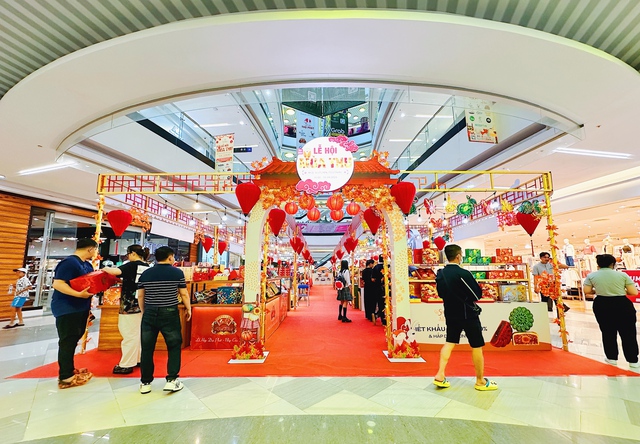 Đón trăng vẹn tròn cùng lễ hội mùa thu tại Vạn Hạnh Mall - Ảnh 1