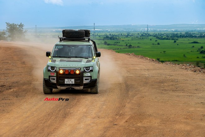 Dân chơi Bình Dương độ lại Land Rover Defender 7 tỷ đồng: Tốn gần 700 triệu, toàn đồ chính hãng, chuẩn bị cho hành trình vòng quanh thế giới - Ảnh 13
