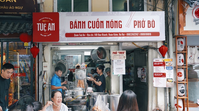 Hương vị phở "treo" nghĩa tình Hà Nội: Khách nước ngoài đến vì ngon ngỡ ngàng, tuyệt đối không được làm việc này khi ăn - Ảnh 1