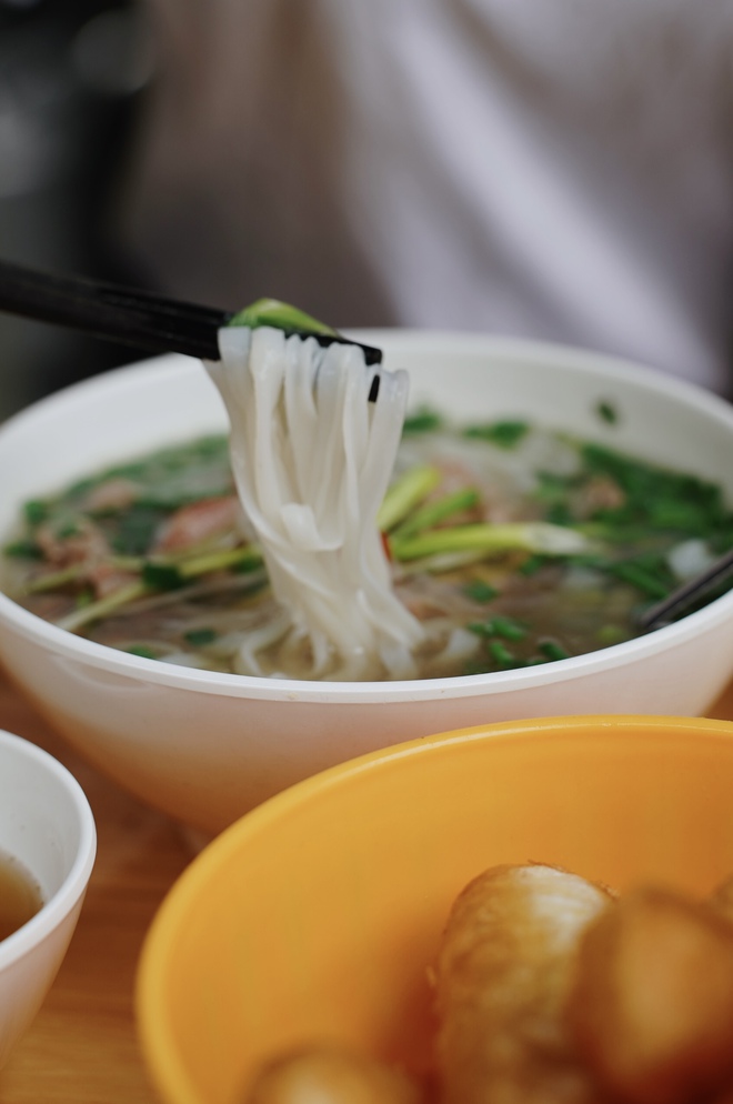 Hương vị phở "treo" nghĩa tình Hà Nội: Khách nước ngoài đến vì ngon ngỡ ngàng, tuyệt đối không được làm việc này khi ăn - Ảnh 16