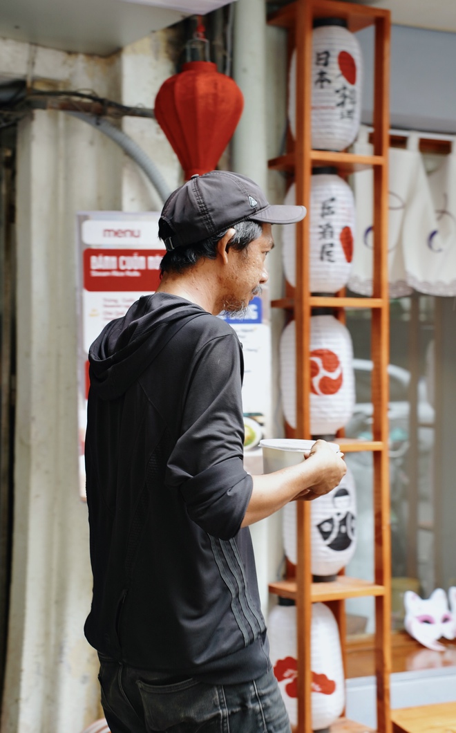 Hương vị phở "treo" nghĩa tình Hà Nội: Khách nước ngoài đến vì ngon ngỡ ngàng, tuyệt đối không được làm việc này khi ăn - Ảnh 5