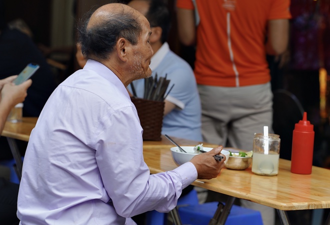 Hương vị phở "treo" nghĩa tình Hà Nội: Khách nước ngoài đến vì ngon ngỡ ngàng, tuyệt đối không được làm việc này khi ăn - Ảnh 11