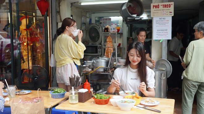 Hương vị phở "treo" nghĩa tình Hà Nội: Khách nước ngoài đến vì ngon ngỡ ngàng, tuyệt đối không được làm việc này khi ăn - Ảnh 29