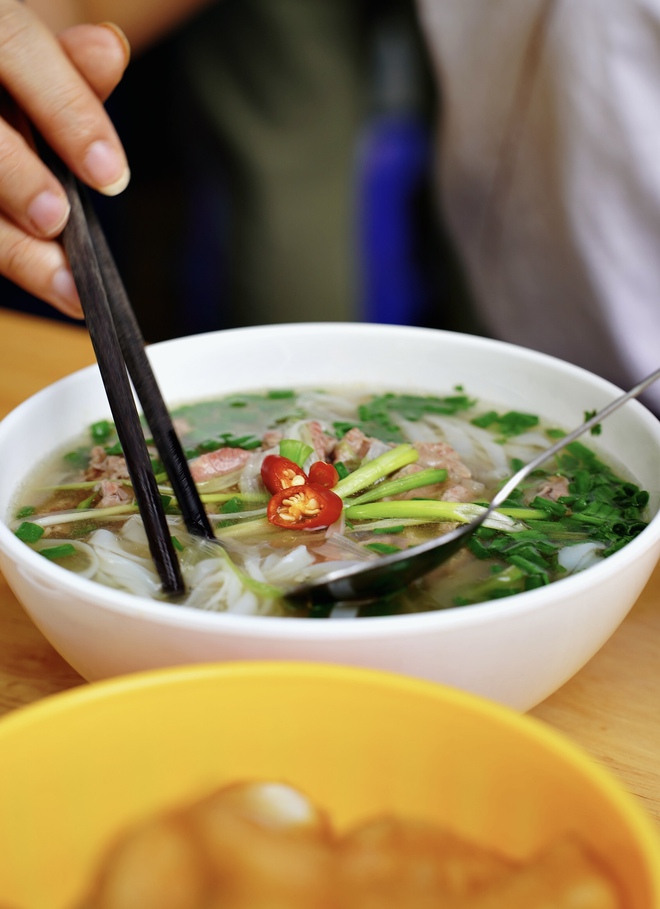 Hương vị phở "treo" nghĩa tình Hà Nội: Khách nước ngoài đến vì ngon ngỡ ngàng, tuyệt đối không được làm việc này khi ăn - Ảnh 15