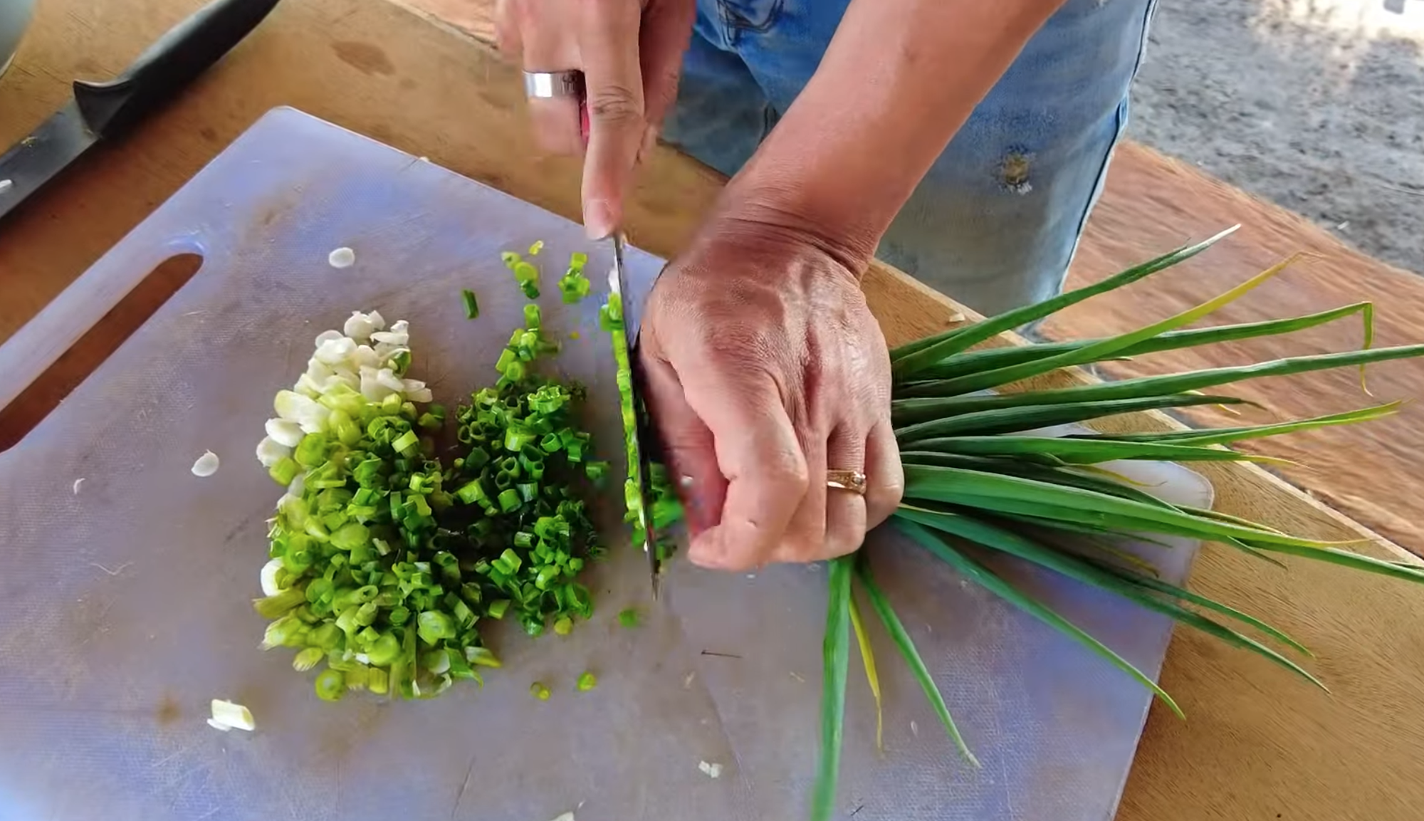 Làm bánh mì trứng đãi anh em châu Phi nhưng không ai muốn ăn thêm, biết lý do người đàn ông Việt nghẹn cổ - Ảnh 3