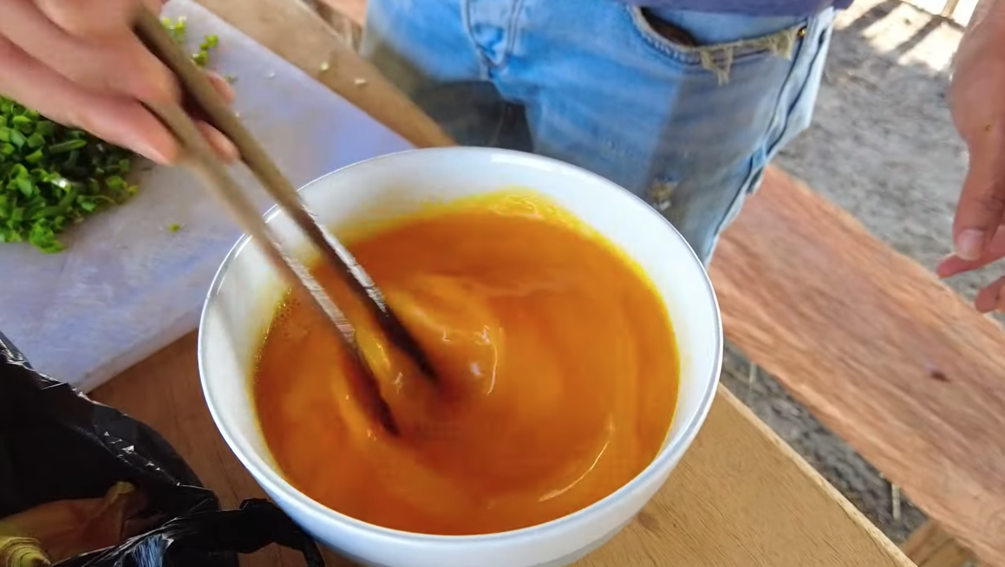 Làm bánh mì trứng đãi anh em châu Phi nhưng không ai muốn ăn thêm, biết lý do người đàn ông Việt nghẹn cổ - Ảnh 2